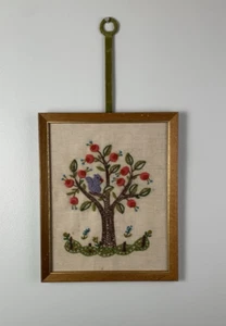 Vintage Stickerei Crewel Handarbeit Eichhörnchen im Baum gerahmt mit grünem Samt Aufhänger - Bild 1 von 9