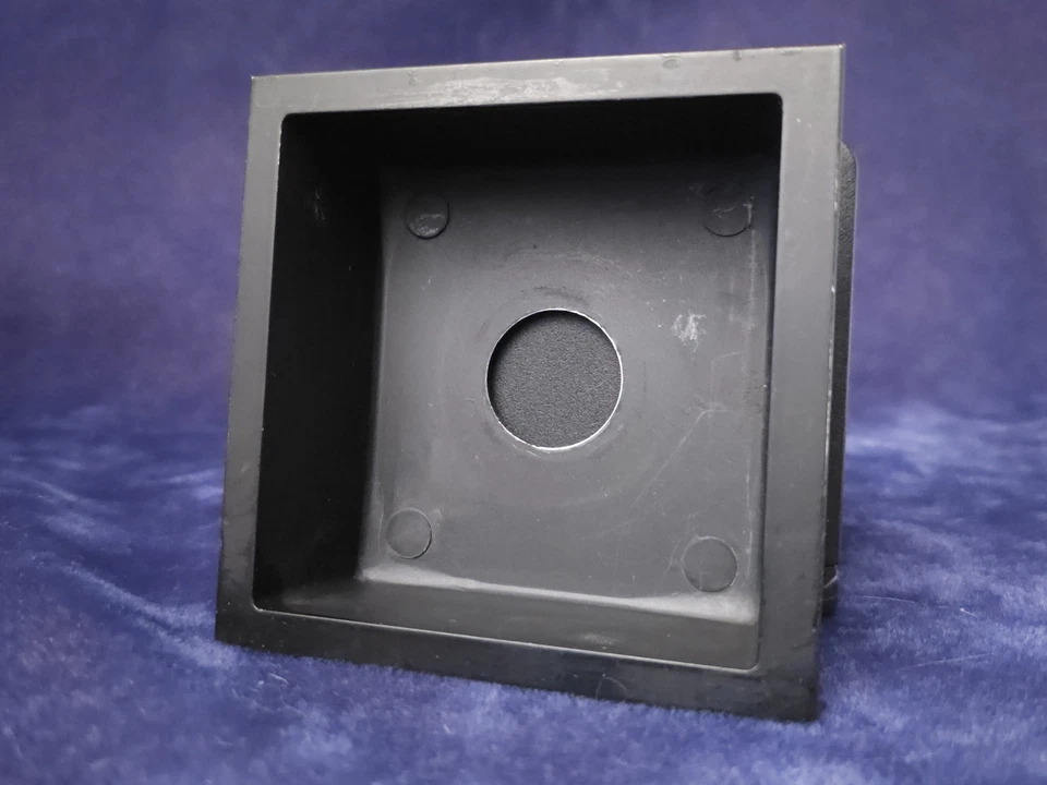 Безымянная металлическая утопленная плата объектива 4x4 дюйма 1,25 дюйма с отверстием диаметром 1 1/16 дюйма. - Изображение 1 из 2