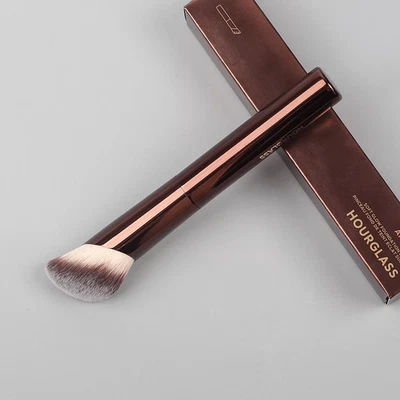 Cepillo de base HOURGLASS Ambient Soft Brush cepillo de rubor en polvo súper suave Foto 1 de 4