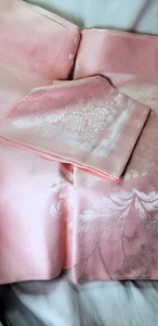 New Old Stock Rosa Chrysantheme Damast Tischdecke 56" x 76" & 8" Servietten Set - Bild 1 von 9