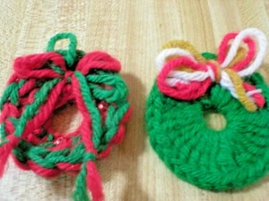 2 Hand Knitted Wreath Pins/Brooches 21/2" each Red/Green & Green Smoke Free Home - Picture 1 of 3