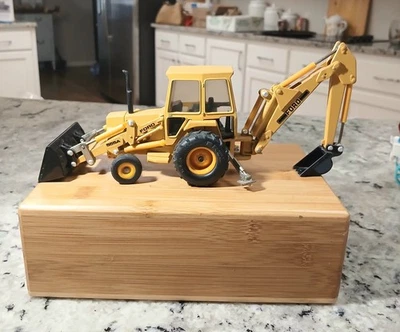 Ertl Ford 555A Tractor Backhoe Loader. 1:32 Diecast 80's Toy - Image 1 of 4