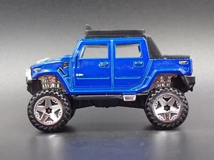 2003-2009 HUMMER H2 Sut Sollevato 4X4 Blu 1:64 Diorama Scala Modellino Auto - Foto 1 di 4