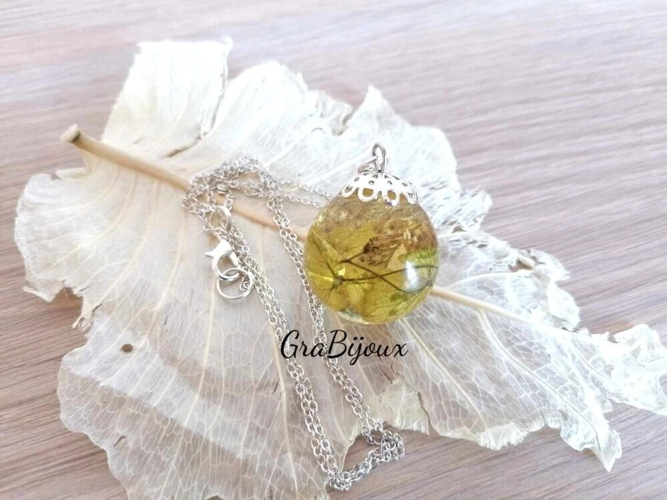 Collana resina ciondolo sfera foglie verdi - Immagine 1 di 1