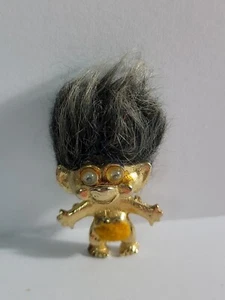 Vintage Pan Troll Brosche 1963, goldfarben, schwarze Haare, Googly Eyes, orig. Kleidung - Bild 1 von 5