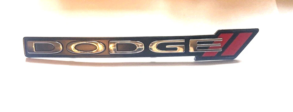 12-20 DODGE JOURNEY PARRILLA EMBLEMA PLACA DE IDENTIFICACIÓN CON RAYAS MOPAR 68159580AA Foto 1 de 4