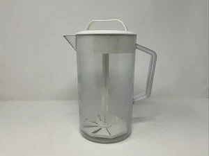 JARRA DE AGITACIÓN RÁPIDA Pampered Chef de 2 cuartos de galón - Patrón de tablero de ajedrez con tapa blanca - Imagen 1 de 3