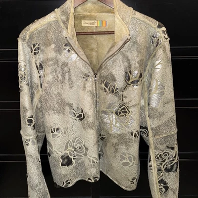 Chaqueta de piel de oveja floral True Grit Dry Goods gris, plateada y negra rosa talla L cremallera Foto 1 de 4