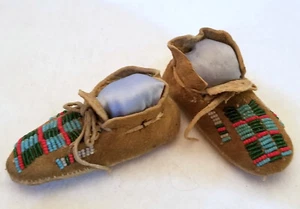 Antike kleine 3 3/4" lange Mokassins Indianer Baby Perlen gegerbtes Fell um 1800 - Bild 1 von 9