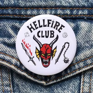 BOTÓN HELLFIRE CLUB 2.25" - insignia de pin extraño cosas eddie munson dnd años 80 - Imagen 1 de 3
