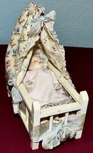 Entzückendes altes Puppenbett,Puppenhaus-Himmelbett incl. Puppe, Puppenbett - Bild 1 von 8