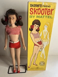 Vintage Barbie Brünette Skooter mit Original Badeanzug Box Ständer Schuhe Mattel 1963 - Bild 1 von 14