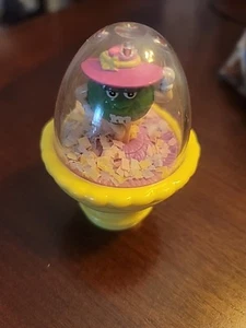 Cesta de huevos de Pascua vintage de caramelos M&M confeti confeti personaje verde - Imagen 1 de 2