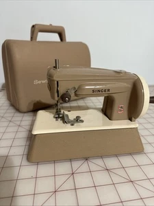 VINTAGE Singer Mini Sewing Machine ❤️ - Picture 1 of 17