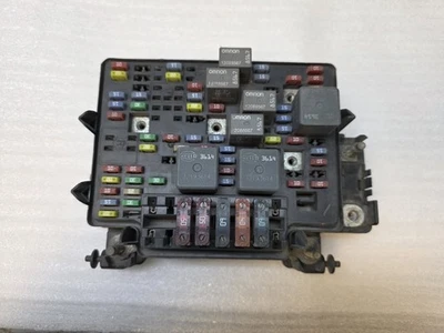 GMC 1999 2000 2001 2002 Sierra Silverado Tahoe Yukon Fuse Box Engine Bay  OEM - Image 1 of 4
