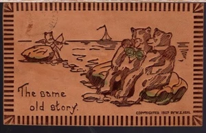 Osos antropomórficos con cuello y cinta abrazándose en postal de cuero - Imagen 1 de 2