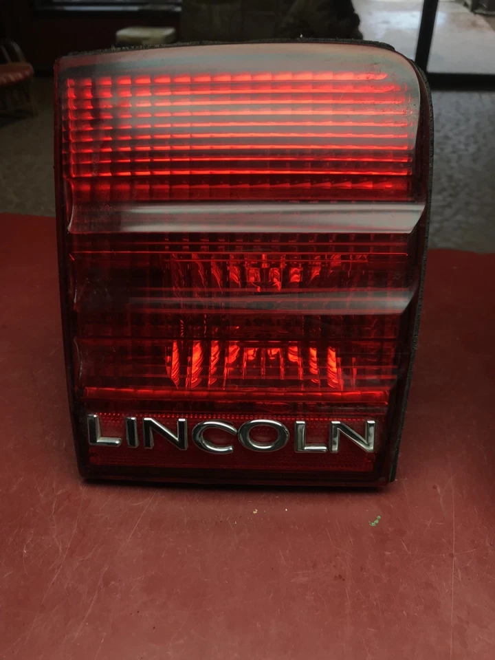 00-02 Lincoln LS Left LH Driver Inner Tail Light Trunk Lamp Lincoln Emblem  - Imagem 1 de 4