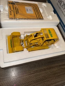 First Gear 40-0127 IH175 Track Loader w/Demolition Bucket WALSH 1/25 Diecast - Picture 1 of 12