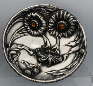 Splendido insolito set piatti repousse floreale con piedi in metallo bianco con gemme - Foto 1 di 12