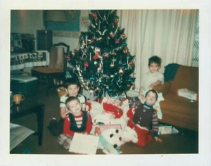 Weihnachtsbaum Baby Kinder ausgepackt Geschenke Spielzeug Ornamente Fundfoto ZP - Bild 1 von 2
