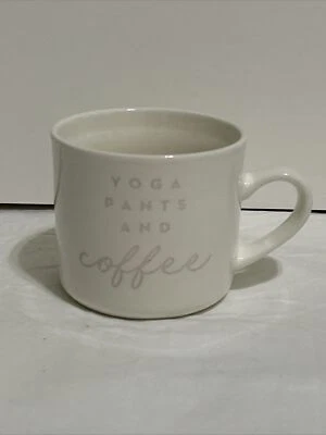 Taza de gres blanco Opalhouse letras rosas “Pantalones de yoga y café”.    C16 Foto 1 de 4