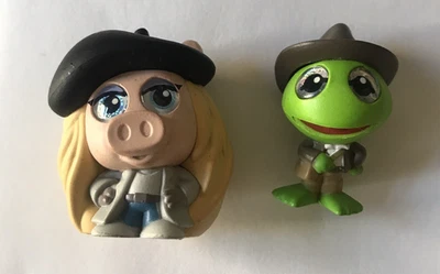Disney Doorables Muppets Miss Piggy Lets Go Series 2 e Kermit Detective - Imagem 1 de 2