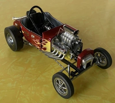 Danbury Mint 1925 Ford Model T Altered BIG RED Dragster 1:24 - Image 1 of 4