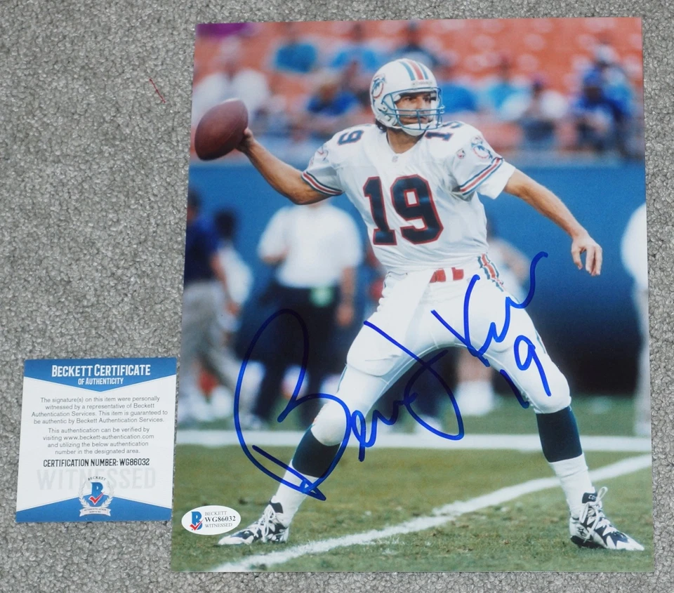 Foto 8x10 firmada por Bernie Kosar #19 de los Miami Dolphins + certificado de autenticidad de testigo Beckett 86032 Foto 1 de 1