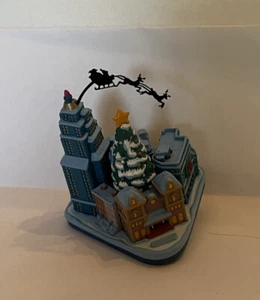 HALLMARK 2003 CLIP ON ORNAMENT~ CHRISTMASTIME IN THE CITY MIB Nice! - Picture 1 of 3
