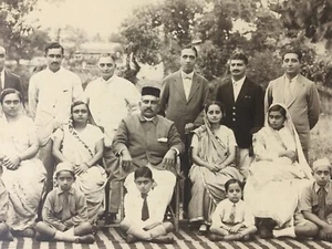 Fotografía vintage de la India PARSI GROUP Coimbatore 8 pulgadas x 5,50 pulgadas - Imagen 1 de 5