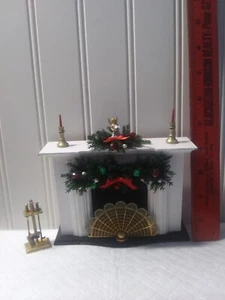 Vintage Puppenhaus Miniatur Holz Kamin & Werkzeug mit Weihnachtsdeko - Bild 1 von 10