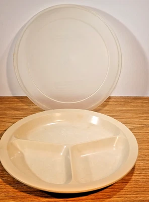 Vintage Anchor Hocking Microwave Divided Plate with Lid PM486 - Image 1 of 4