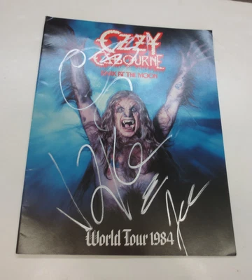 Programa autografiado de Ozzy Osbourne & Jake E. Lee Bark At The Moon World Tour 1984 Foto 1 de 4
