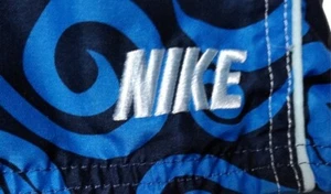 90er Jahre Vintage Nike Badeshorts schwarz blau Blumenmuster RN37966 Gr. L Netz gefüttert Rechtschreibung - Bild 1 von 5