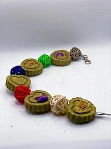 Pasteles florales en forma de corazón y bolas de ratán juguete para masticar colgante para conejo, conejil - Imagen 1 de 6