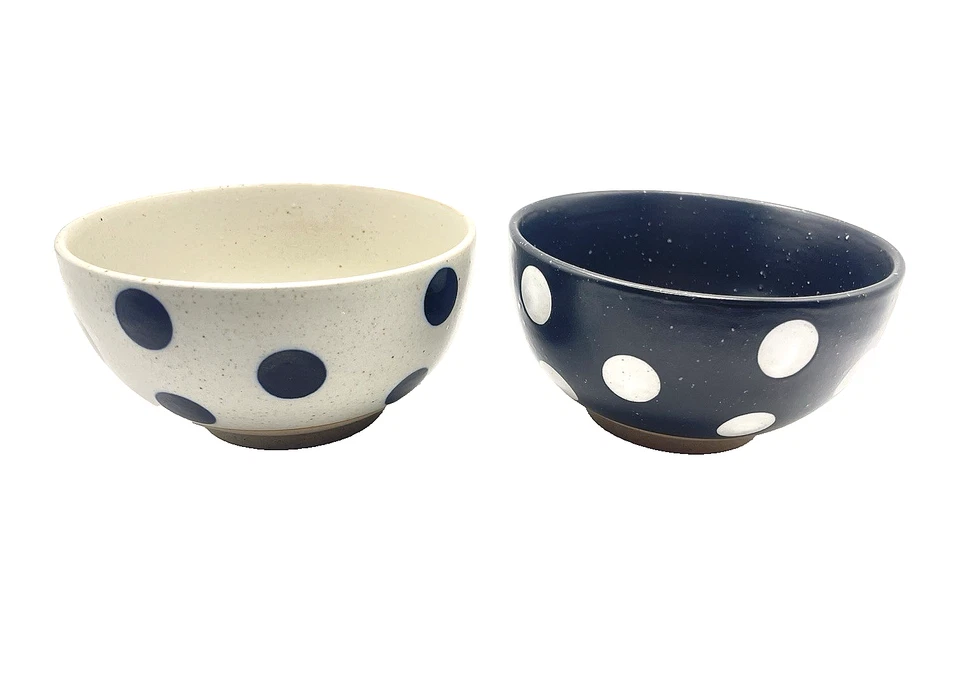 Juego de dos cuencos de gres a lunares de 4,5 pulgadas marca exclusiva Foto 1 de 4