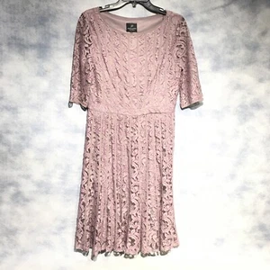 Vestido Adrianna Papell 10 Lavanda Encaje Manga Codo Ajuste y Acampanado - Imagen 1 de 12