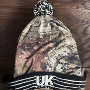 CAPPELLO BERRETTO CON POLSINI UK KENTUCKY WILDCATS MUSCHIO QUERCIA MIMETICO ADULTO MIMETICO OSFM NUOVO - Foto 1 di 4