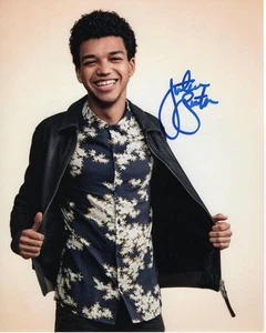 JUSTICE SMITH - SIGNED AUTOGRAPH 8X10 PHOTO - JURASSIC WORLD STUD B - Picture 1 of 2