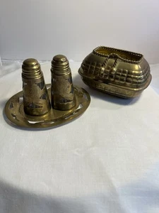 Vintage 4 Prices Of Brass ,basket,tray,&,salt/pepper Glass&etched Brass - Picture 1 of 23