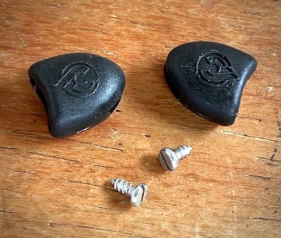 Nuevo de Lote Antiguo Cinelli Pedal Puntera Clip Correa Botones con Tornillos - Negro - Italia Perfecto Foto 1 de 2