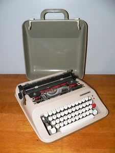 Vintage 1970s Underwood 319 Portable Manual Typewriter w/Case (NO Ribbon Cover) - Picture 1 of 10