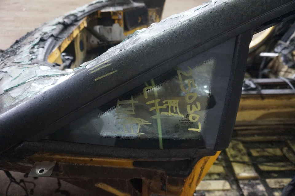 Переднее левое фиксированное вентиляционное четверть окна 400845115A Lamborghini Gallardo Spyder 2008 - Изображение 1 из 3