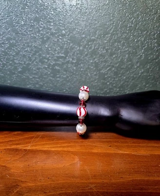 Hermosa pulsera de bastón de caramelo rojo blanco y perlas de imitación cuentas de vidrio tono plata Foto 1 de 4