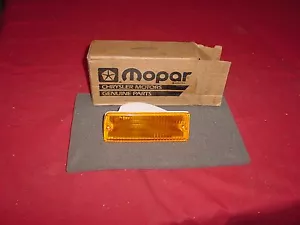 NOS 1982-1988 Dodge Daytona Front Parking Lamp Turn Signal Amber #4399763 - Bild 1 von 7