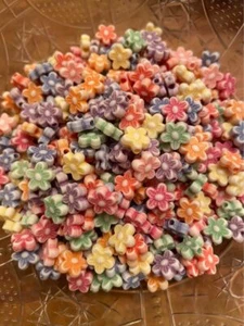 200 Pcs 6*5mm Flower Acrylic Beads - For making jewelry- Craft - DIY - Picture 1 of 1