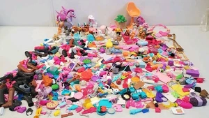 Enorme lotto accessori bambola animali scarpe cibo cucina oggetti borsa misto Barbie altro - Foto 1 di 10