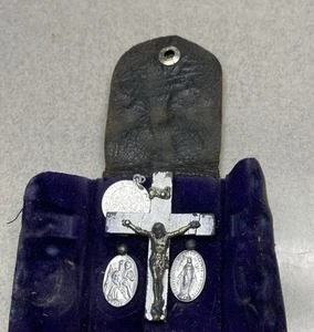 Antikes Kruzifix Kreuz & Medaillen im Lederetui Mein Wächter Taschenformat - Bild 1 von 9