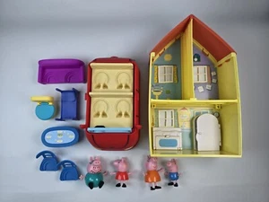Peppa Pig Toys Peppa's Family Home Combo, Playset Casa con 4 Personaggi e Auto - Foto 1 di 8