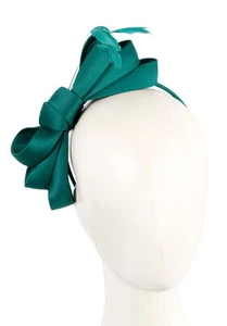 Fascinador de carreras de resorte con arco verde azulado Max Alexander 100 % AU empresa familiar - Imagen 1 de 5